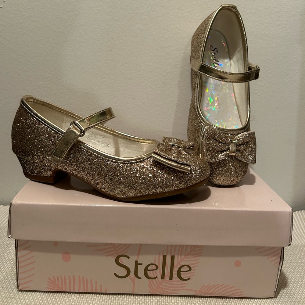 Girls Mary Jane. Size 13. Gold sparkle.